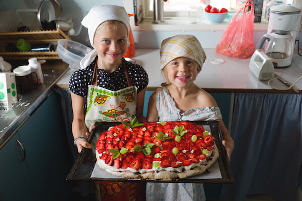 Food in Sweden: Children holding strawberry cake - Credits: Johan Willner/imagebank.sweden.se